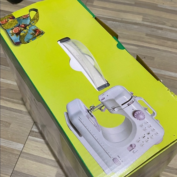 NWT KALATIC Mini Multifunctional Household Sewing Machine - Picture 4 of 8